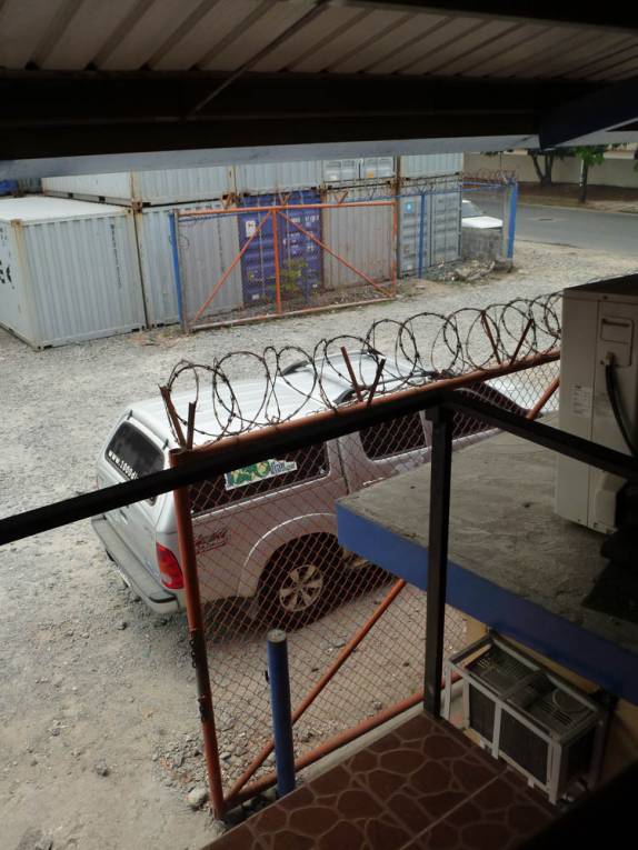 Depois de 3 semanas, lá está a Fiona, no Bond (Porto Seco) na Cidade do Panamá, a capital do país